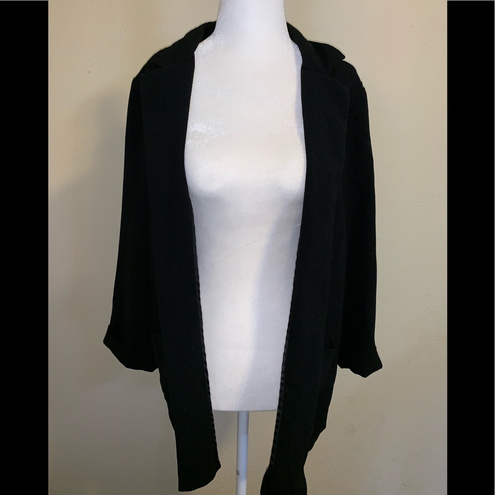 Black Blazer Large Forever 21 has Pockets !